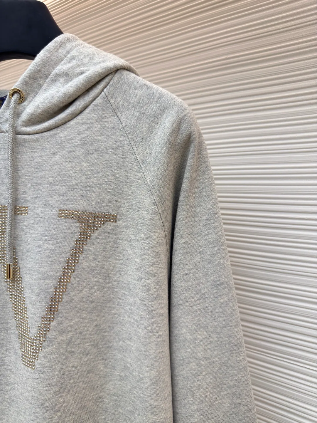 LOUIS VUITTON hooded sweatshirt with diamond letters ●Original version: Purchased and developed for 12999 ●Item number: 1680721-A75 ●Fabric: Pure cotton fish scale base fabric ●Technology: Decorated with rhinestone brand elements ●Version: Fitted version ●Weight: about 660 grams ●Size: S-M-L-XL ●Description: The fabric is made of 16S double yarn + 10S fish scale bottom brushed fabric, 380g, with 26S double yarn rib fabric 470g. The terry terry sweatshirt is composed of a veil, binding yarn and base yarn. Taking into account both breathability and comfort, the overall design is light, comfortable and has a good silhouette. It is characterized by soft feel, solid texture, and excellent extensibility, elasticity, wrinkle resistance, and hygroscopicity. Enlarge the classic letter rhinestone as a decorative element to enhance the sense of luxury and recognition. The surface is densely inlaid with rhinestones, forming a bright halo; the three-dimensional convex inlay effect enhances the visual impact. Rhinestone is a man-made gemstone that enhances the sophistication of designs with its sparkling luster. Laineite is a synthetic gemstone with high transparency and luster, creating a sparkling and three-dimensional print effect. The number and position of the particles on the plate are exactly the same, so that the graphics remain consistent with the original renderings. Precisely positioned laser engraving ensures a symmetrical arrangement of rhinestones; high temperature embeds the rhinestones on the surface of the fabric to increase firmness. The overall wiring is straight and delicate, the fabric is comfortable and soft, and the color is consistent without color difference. It can be matched with the same style to create a fashionable look and control various occasions. Customized accessories, complete with three standards, same style for men and women!